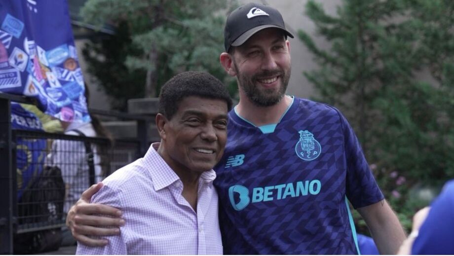 Cubillas tira fotografias com adepto