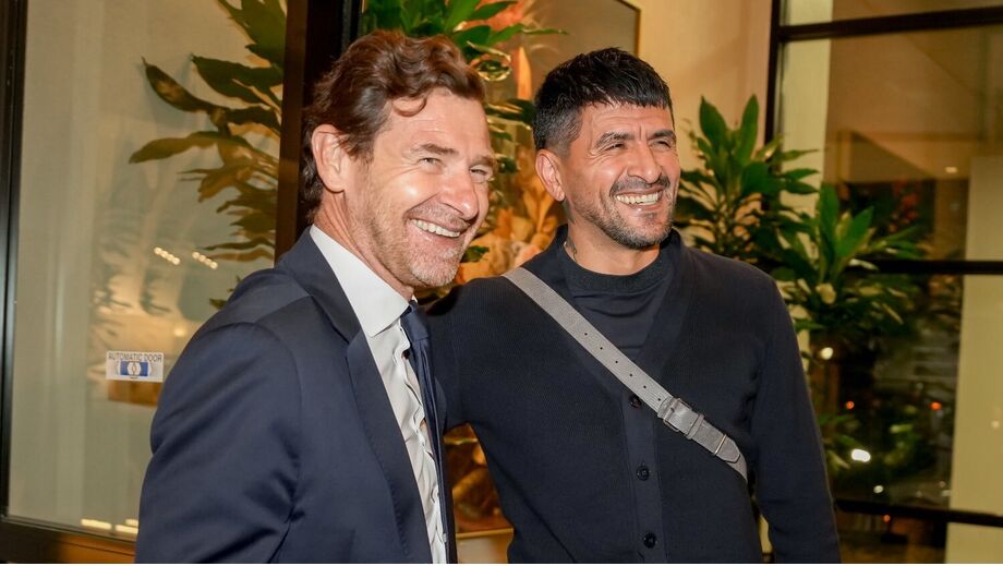 André Villas-Boas e Lucho González cumprimentam-se