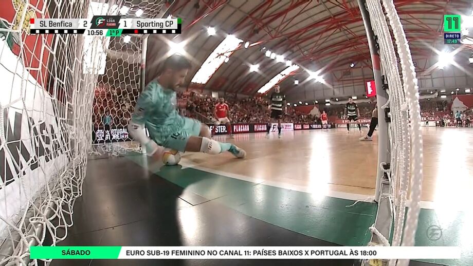 Uma das imagens do lance polémico no Benfica-Sporting de futsal