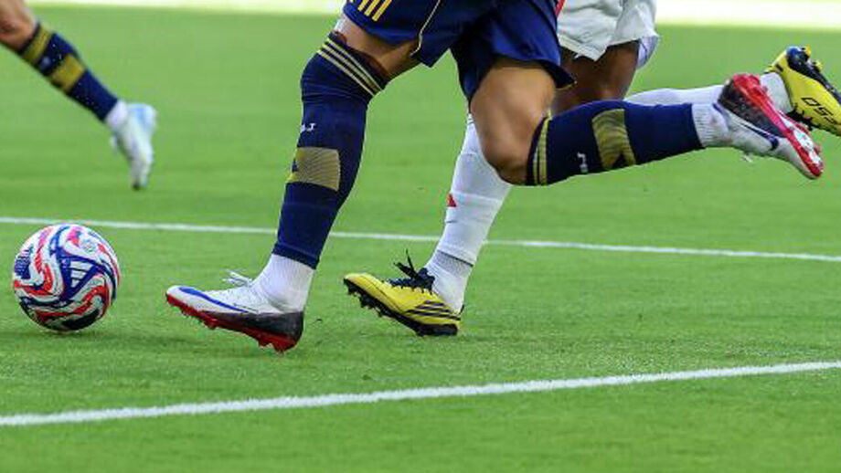 Jogadores do Boca usaram chuteiras pintadas contra o Benfica.

