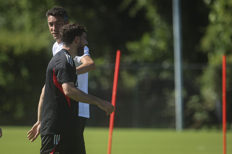 Bruno Lage e Kökçü sorriem em treino do Benfica após polémica
