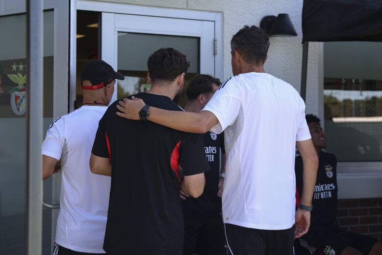 Bruno Lage e Kökçü sorriem em treino do Benfica após polémica