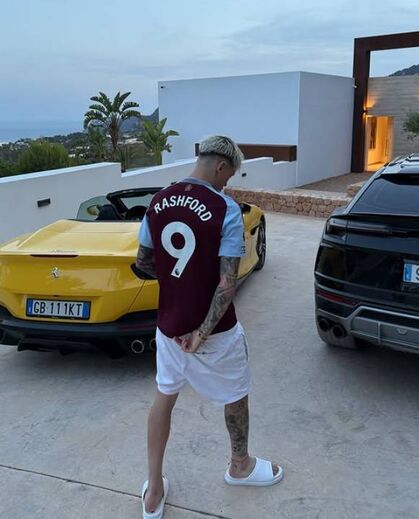 Garnacho usa camisola de Rashford no Aston Villa