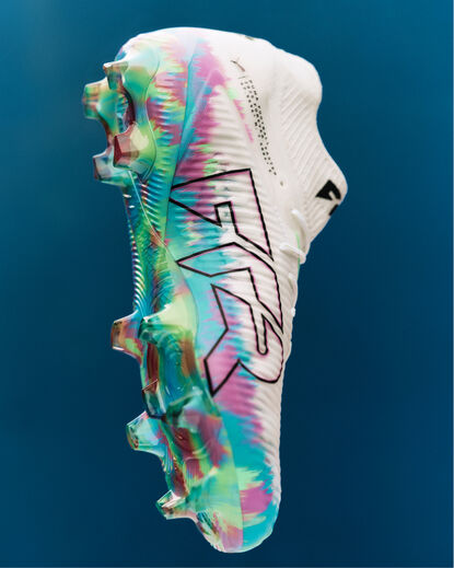 Puma lança chuteiras focadas no futebol feminino.