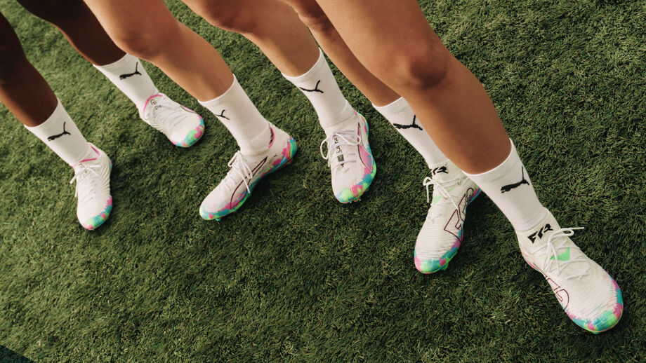 Puma lança chuteiras focadas no futebol feminino.