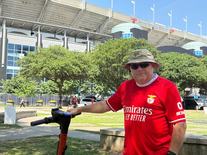 Fã do Benfica junto ao Bank of America Stadium