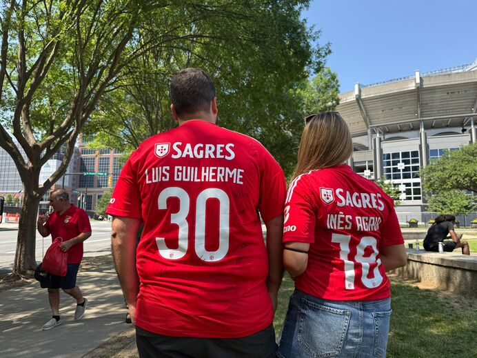 Fãs do Benfica com camisolas personalizadas antes do jogo