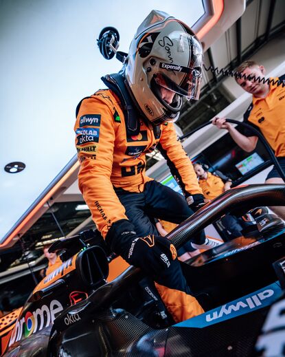 Brad Pitt testa McLaren no Circuito das Américas