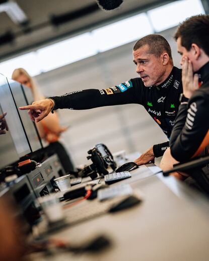 Brad Pitt testa McLaren no Circuito das Américas