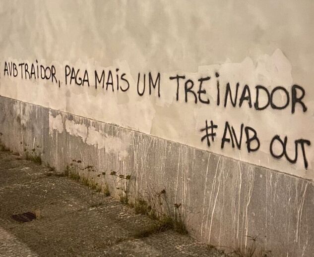 Grafíti expressa descontentamento com AVB e pede a sua saída