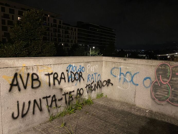 Grafíti com mensagens contra AVB num muro