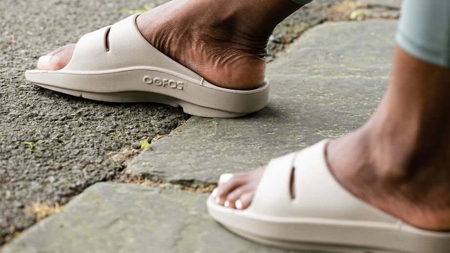 OOFOS apresenta um novo modelo de calçado para conforto e recuperação no verão
