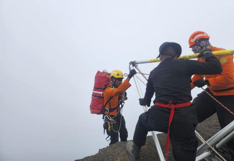 Equipa de resgate trabalha num local montanhoso