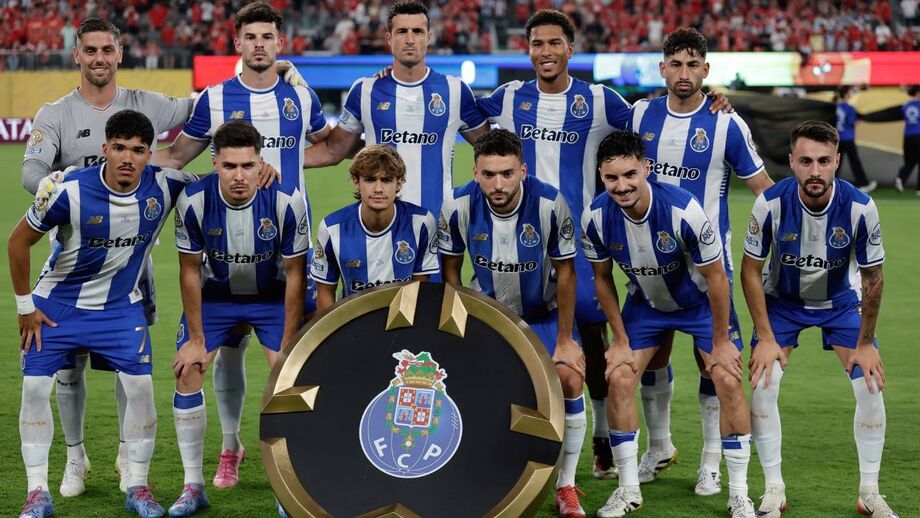 Equipa do FC Porto perfilada antes do jogo com o Al Ahly
