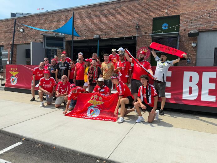 Benfiquistas reúnem-se antes do jogo Benfica-Chelsea