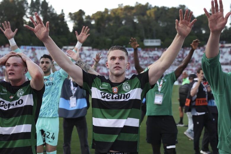 Jogadores do Sporting celebram vitória com braços no ar