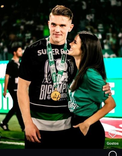 Viktor Gyökeres celebra conquista com uma pessoa