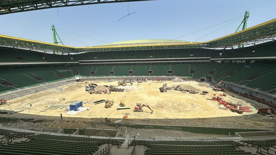 Estádio de Alvalade em obras, com máquinas e terra no relvado