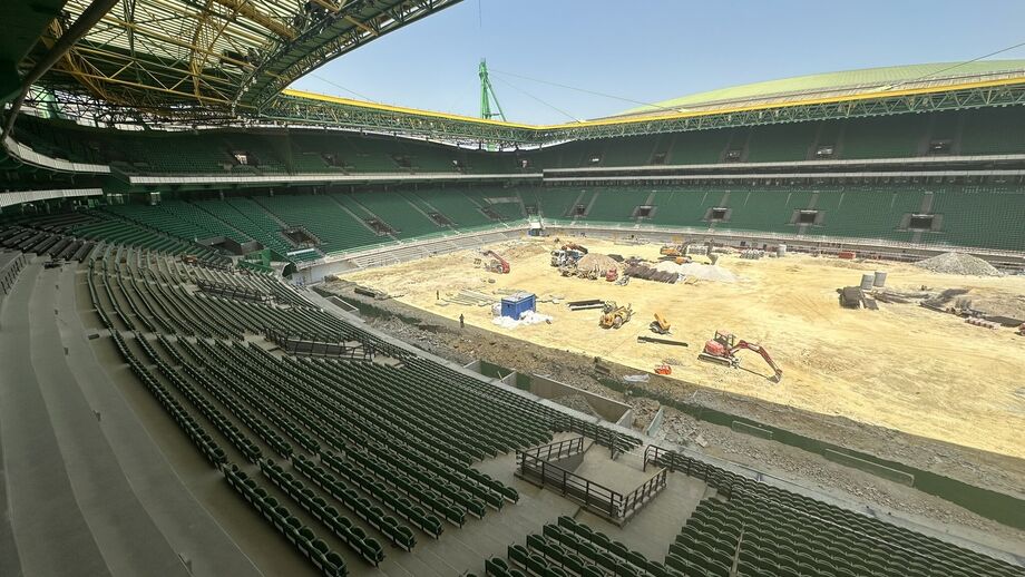 Vista do estádio José Alvalade em construção, com máquinas e bancadas verdes
