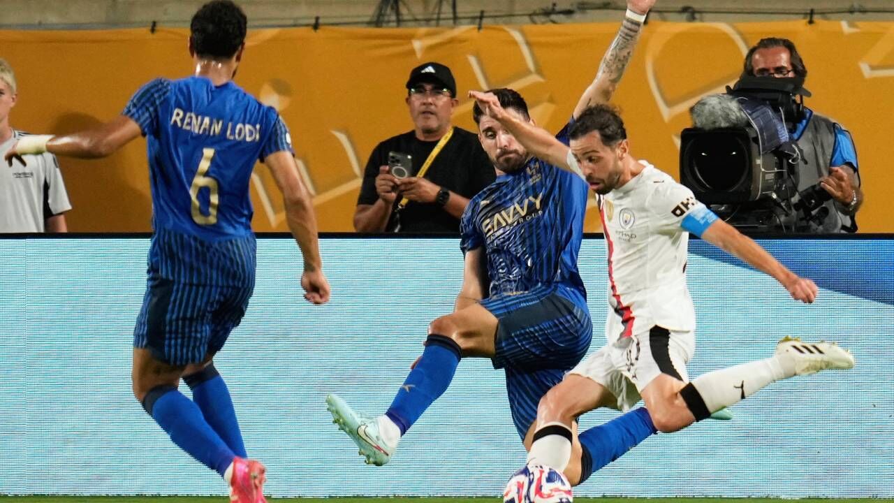 Renan Lodi joga uma partida de futebol
