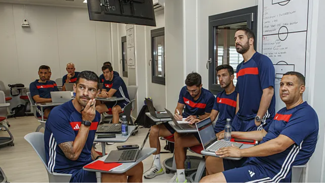 Jogadores e equipa técnica em formação tática