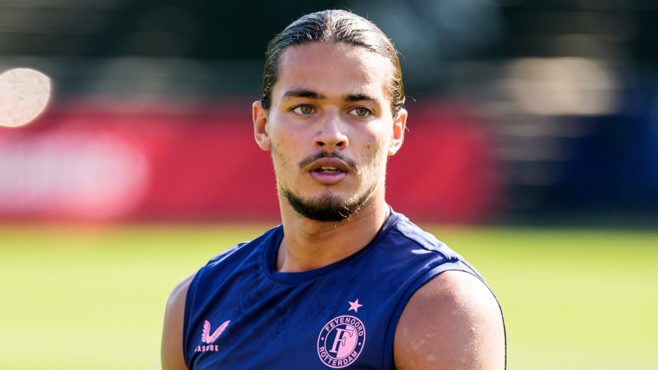 Anis Hadj-Moussa treina no Feyenoord, alvo do Benfica para reforçar o ataque.
