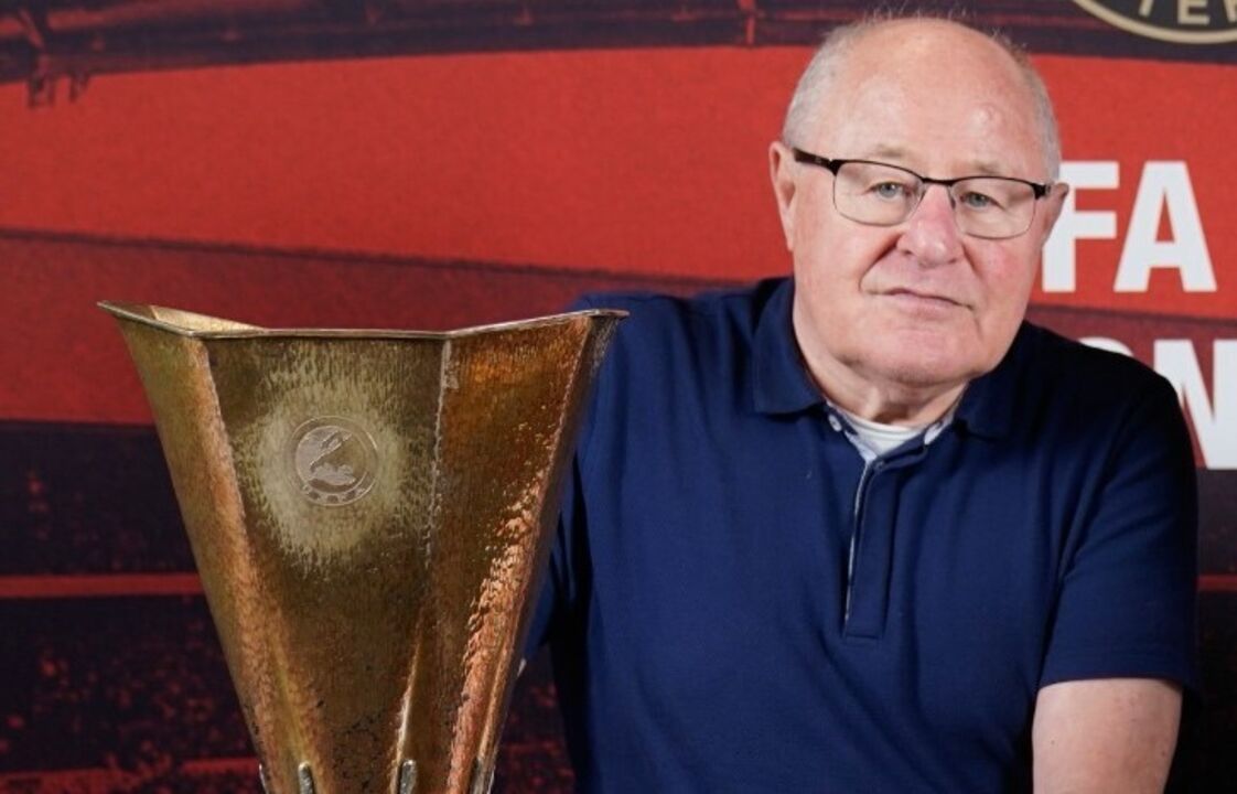 Rinus Israel, lenda do futebol holandês, faleceu aos 83 anos