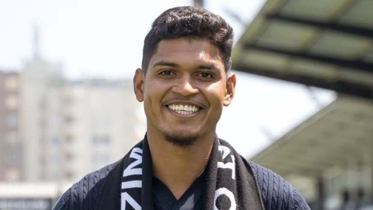 Jogador exibe cachecol do Varzim Sport Club