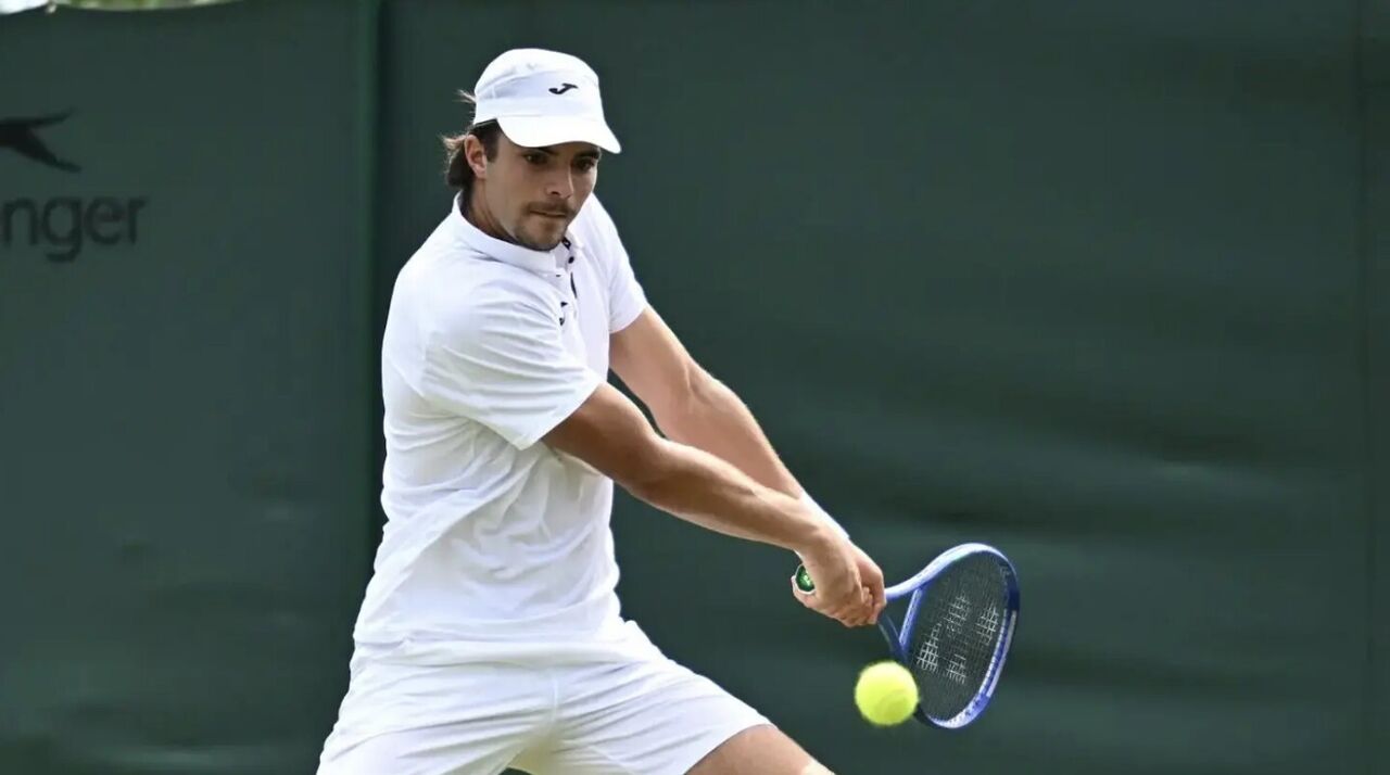 Tenista compete num jogo