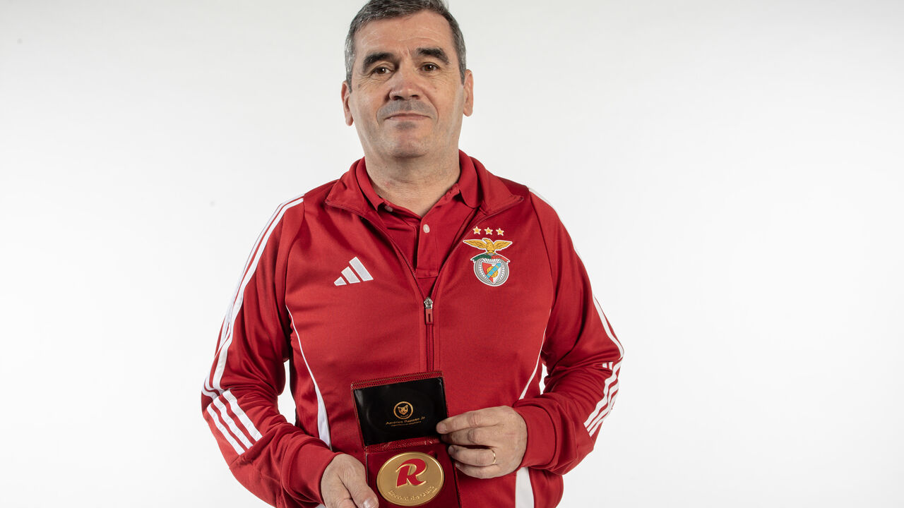 Norberto Alves, técnico tetracampeão pelo Benfica, recebe Record de Ouro
