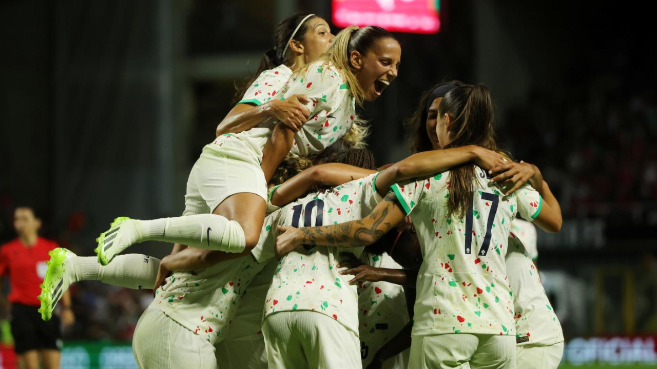 Seleção feminina celebra apuramento para Europeu na Suíça