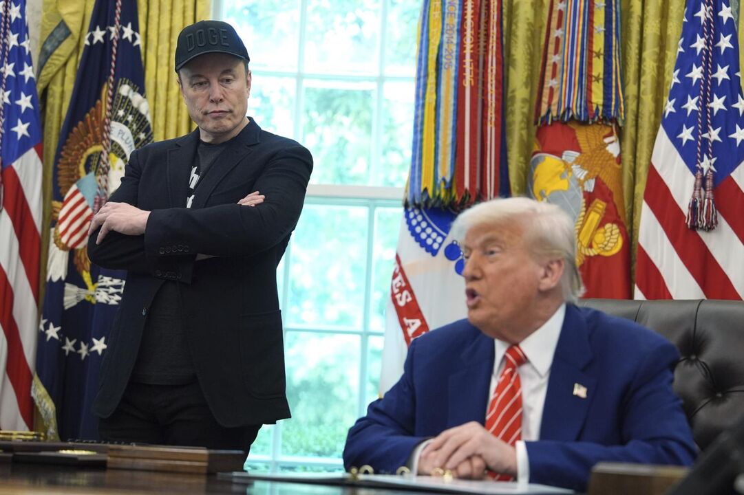 Trump e Musk trocam acusações sobre projeto de lei orçamental.
