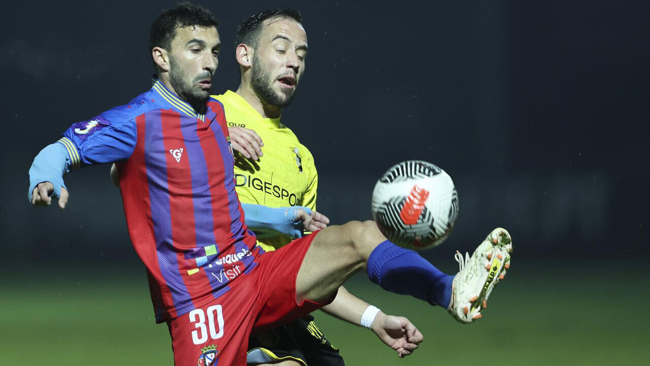 Feliz Vaz a disputar a bola num jogo com o Fafe