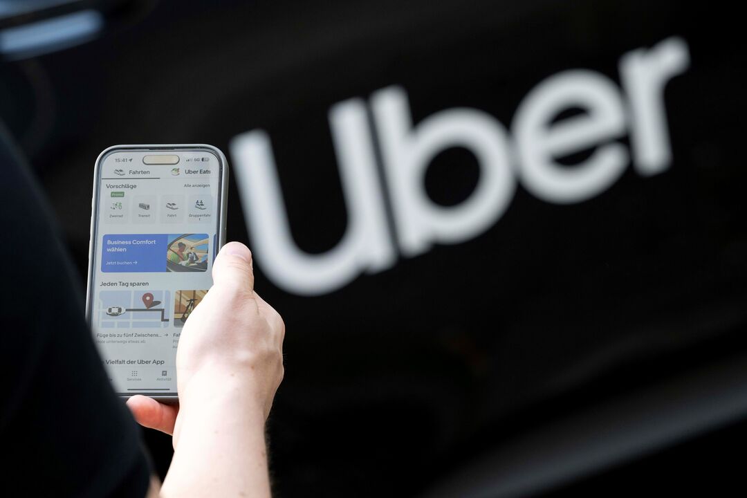 Utilizador consulta opções de transporte e refeições na app Uber