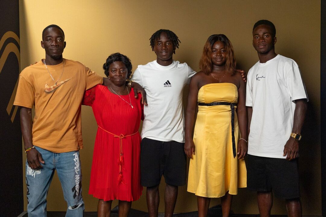 Nhaga acompanhado da mãe e dos irmãos