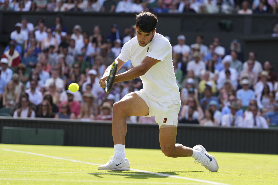 Carlos Alcaraz avança para a terceira ronda em Wimbledon, após vencer Oliver Tarvet