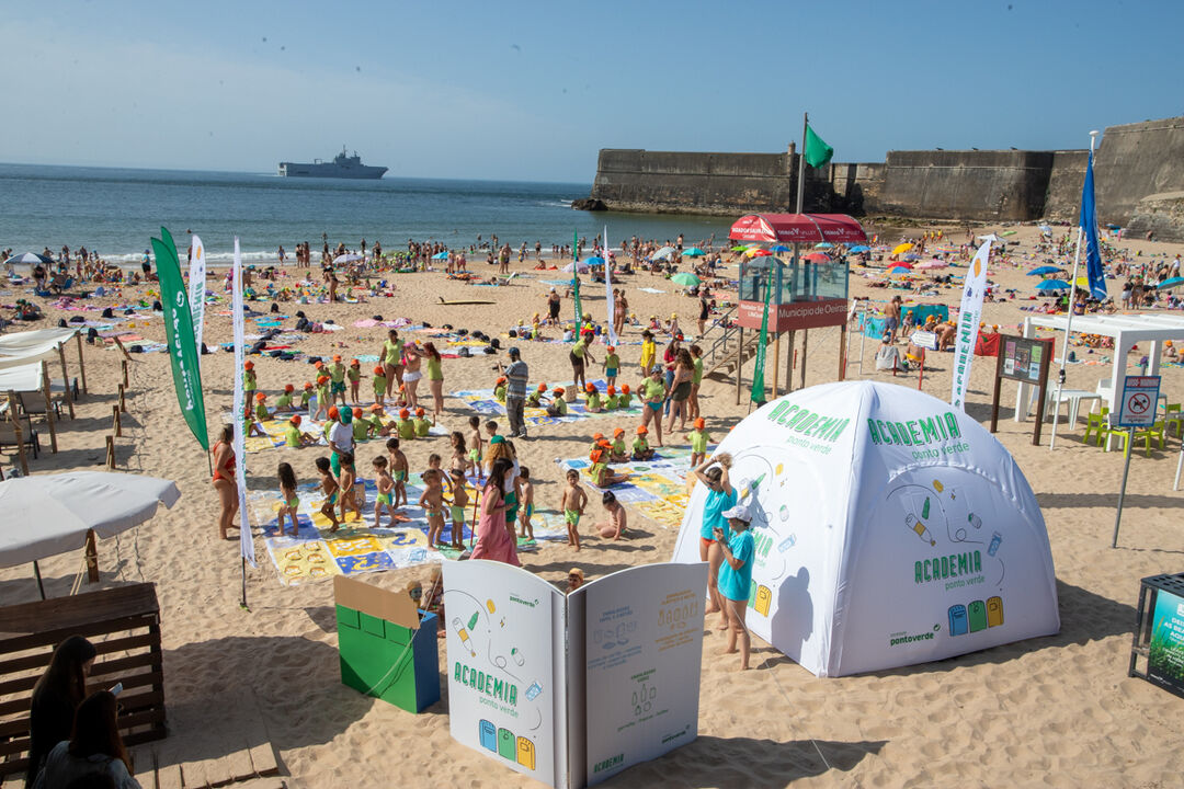Praia com iniciativa Academia Ponto Verde, focada na educação ambiental