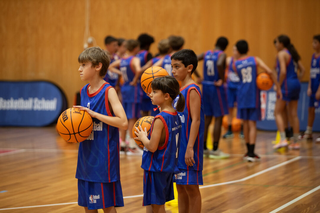Jovens em ação na NBA Basketball School em Lisboa