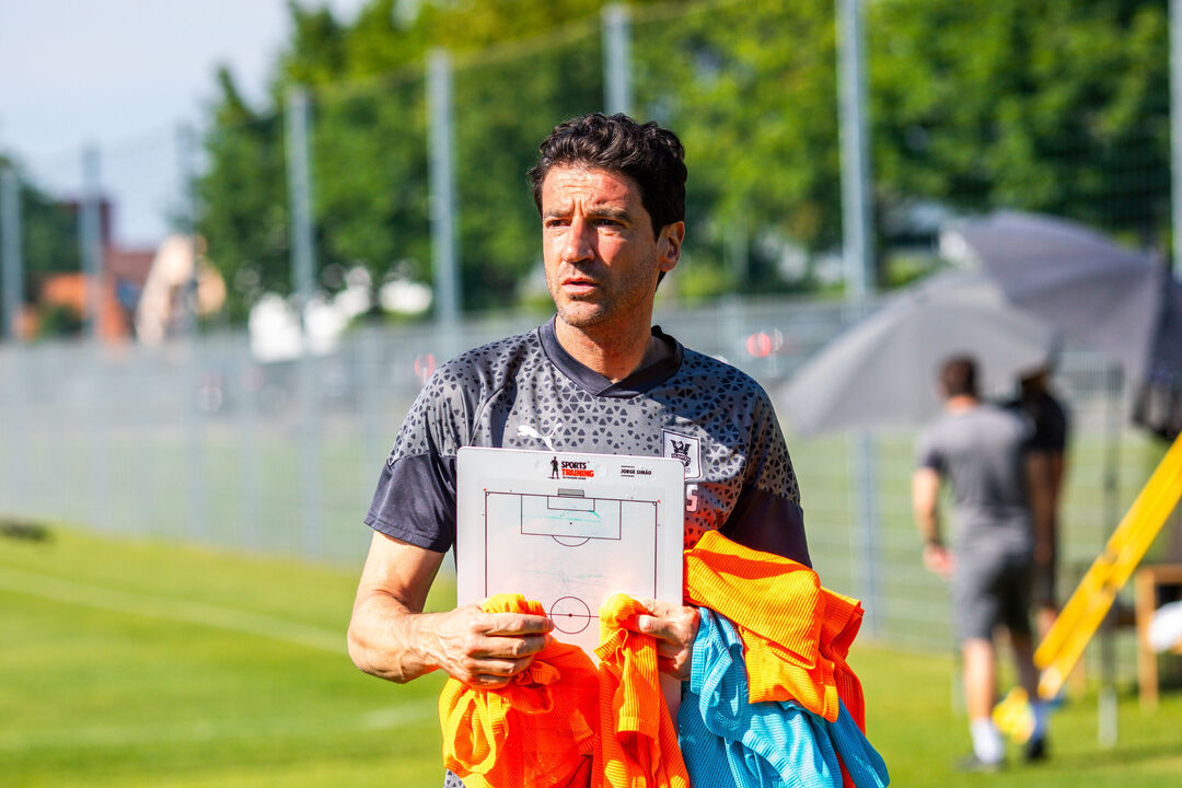 Jorge Simão orienta treino com o quadro tático