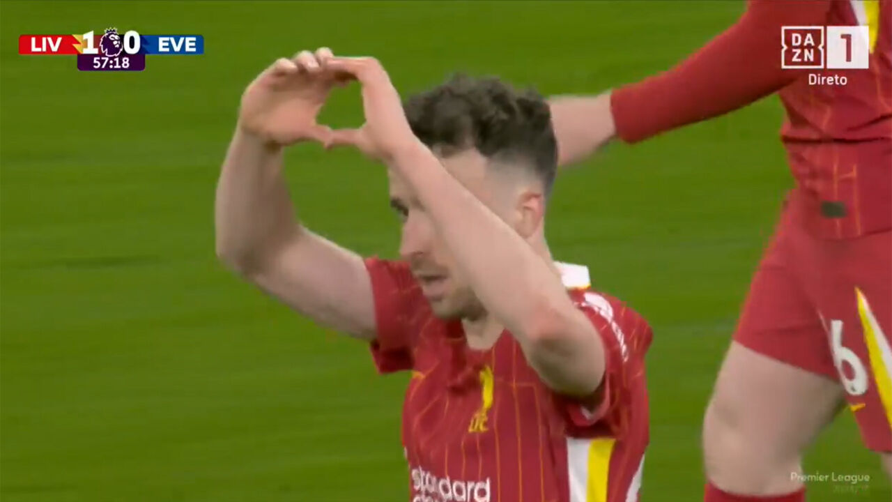 Diogo Jota marca golo contra o Everton, no jogo da Premier League