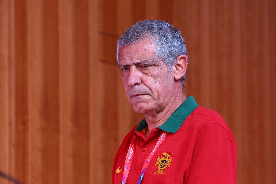 Fernando Santos pondera durante jogo de Portugal