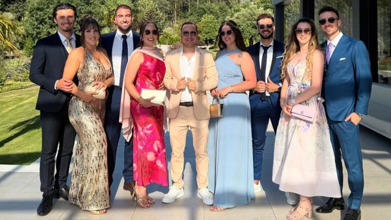 Diogo Jota esteve no casamento de um amigo no fim-de-semana (na foto, o jogador está à direita)