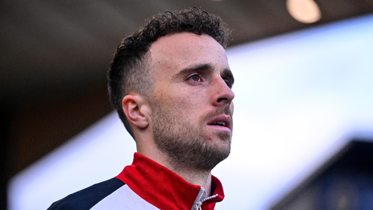 O futebolista Diogo Jota concentra-se antes da partida.
