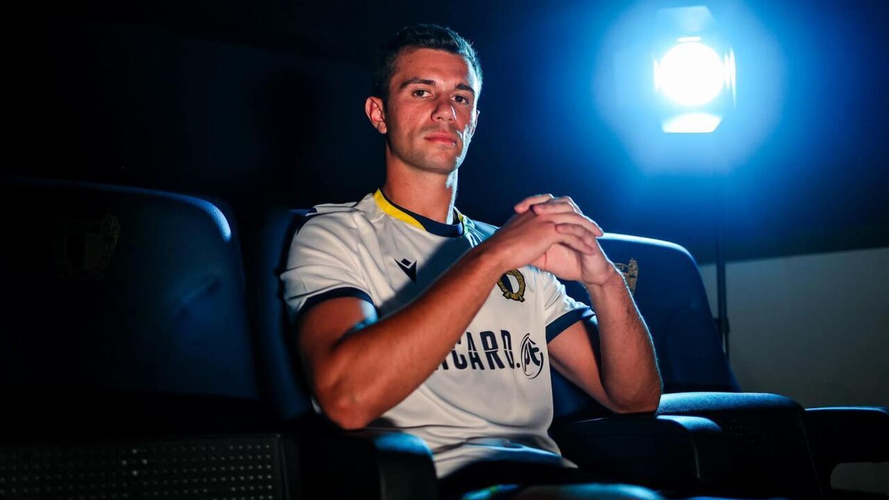 Henrique Araújo com a camisola do Famalicão