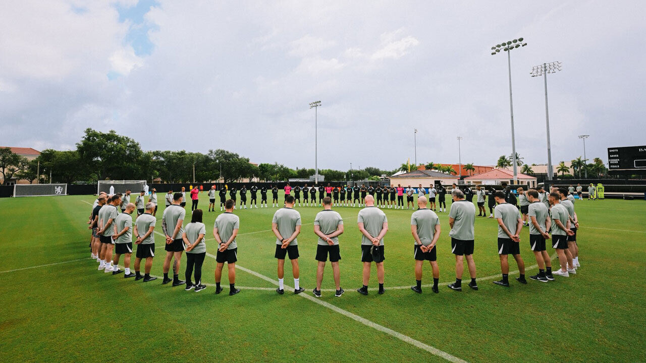 Equipa do Chelsea presta homenagem a Diogo Jota com minuto de silêncio.
