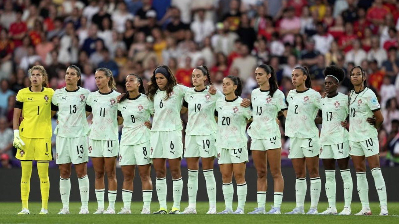 Jogadoras de Portugal homenageiam Diogo Jota e André Silva frente à Espanha