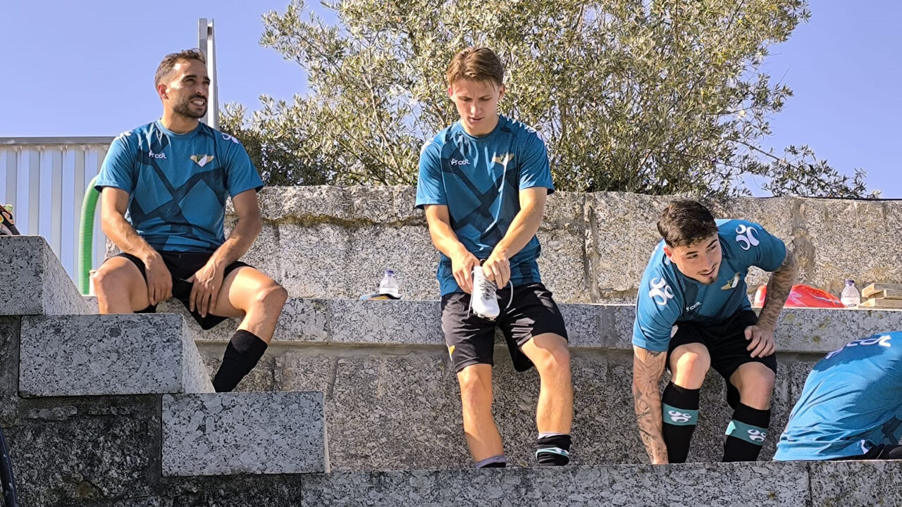 Jovem médio Jimi Gower (ao centro) está à experiência no Moreirense