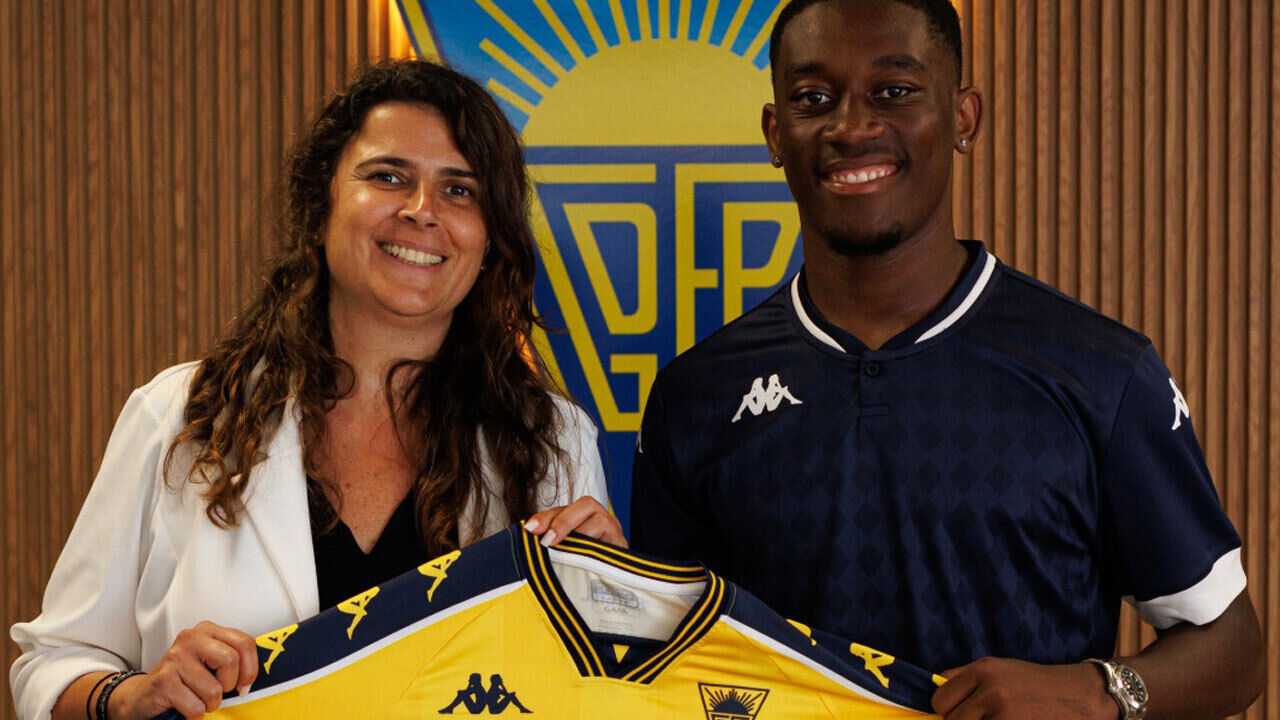 Khayon Edwards assina pelo Estoril até 2028, vindo do Arsenal