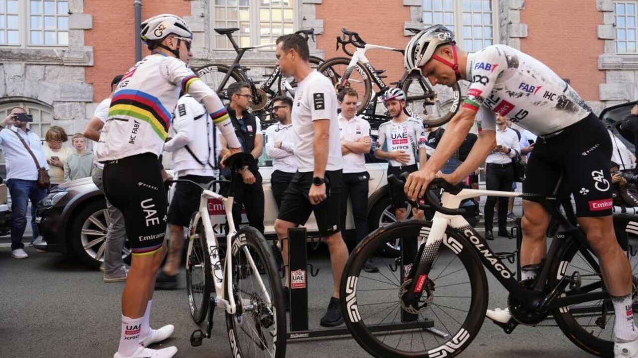 Ciclistas da UAE Emirates preparam-se para a competição