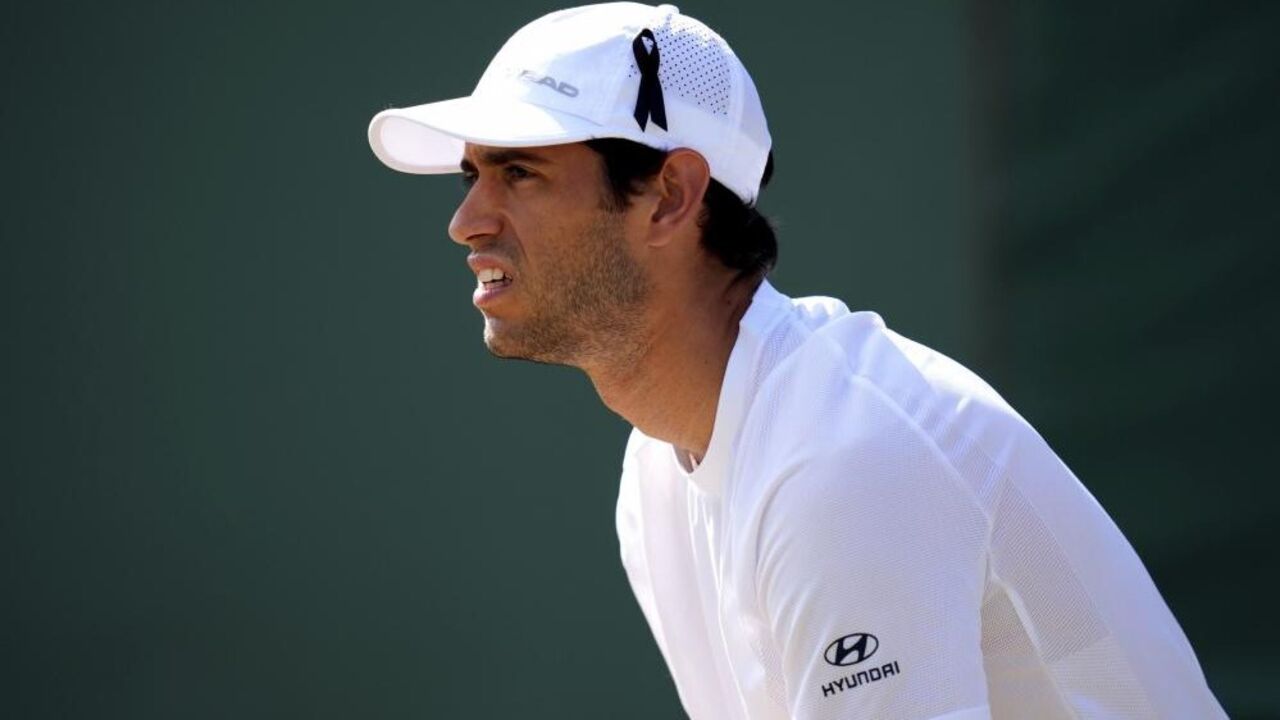 Tenista exibe solidariedade com fita preta no boné durante torneio em Wimbledon